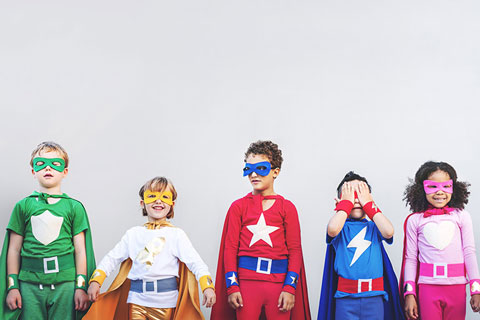 Fünf Kinder verkleidet als Superhelden